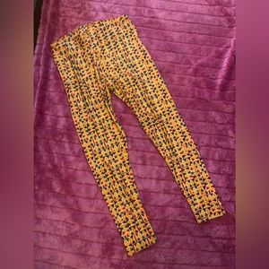 LuLaRoeTall and curvy leggings fits size 12-22